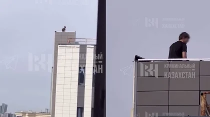 Елордада жас жігіт биік үйдің шатырынан «секіремін» деп елді дүрліктірді (ВИДЕО)