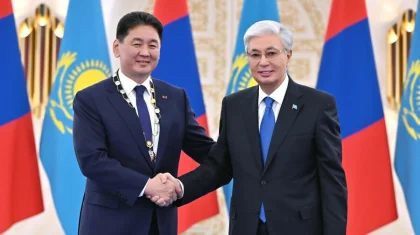 Тоқаев Моңғолия президентінің мойнына Қазақстанның ең жоғары мемлекеттік орденін тақты (ВИДЕО)
