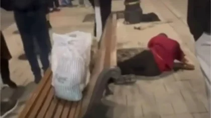 Астанада бір топ ер мен әйел вокзал маңында үй-күйсіз адамды тепкілеп кетті (ВИДЕО)