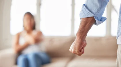 Темірмен ұрып, үстіне ыстық су құйған: Қарағандыда дәрігерлер жас келіншектің көкбауырын алып тастады