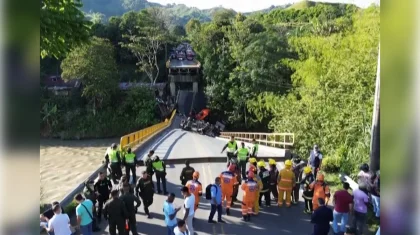 Жаңа көпір салтанатты ашылу сәтінде опырылып түскен: оның үстінде тұрған әкім өзенге құлап кетті (ВИДЕО)