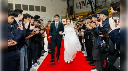 Шорт-трекші Абзал Әжіғалиев пен қалыңдығы той күні коньки киіп, некелерін мұз үстінде қидырған