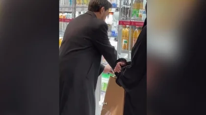 Алматыда 4 әйелдің бетін тұмшалап, қымызын жарнамалаған ер адам жазаланды (ВИДЕО)