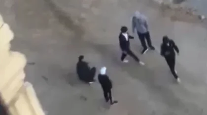 Ақтауда бір топ жігіт екі жасөспірімді соққыға жықты (ВИДЕО)