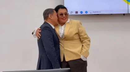 Павлодар мәслихатының төрағасы ресми шара кезінде әйел депутаттың бетінен шөлт еткізді (ВИДЕО)