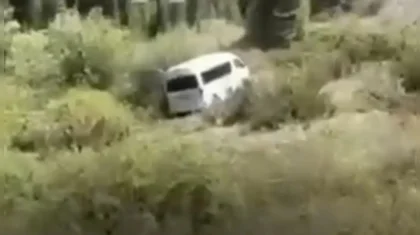 Көлсай маңында туристік автобус төменге құлап кетті (ВИДЕО)