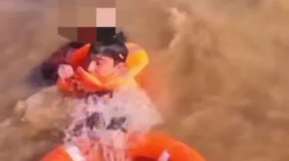 «Аға, ауырып барады!»: Атыраудың құтқарушылары Жайыққа секірген 15 жасар қызды аса ерлікпен 4 минутта құтқарып алған (ВИДЕО)