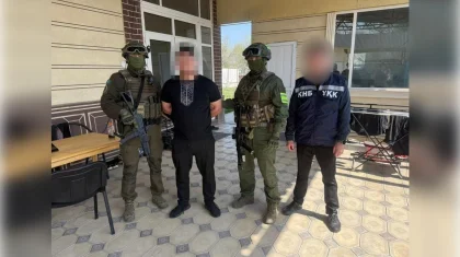 Алматыда 4 миллионнан астам адамға қоңырау шалған алаяқтар қолға түсті: олардың үйінен бума-бума ақша шықты (ВИДЕО)