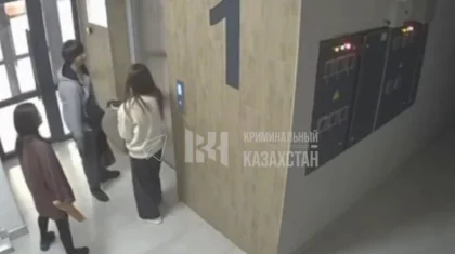 Алматыда ер адам подъезде екі қыз балаға шабуыл жасады (ВИДЕО)
