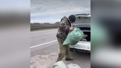 «Шөлмек пен темекі қалдығына аяқ шалынады»: әкім Петропавл - Көкшетау тас жолының бойынан төрт қап қоқыс жинаған (ВИДЕО)