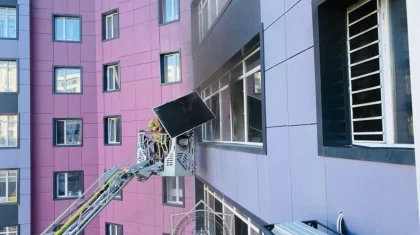 Астанада көпқабатты үйлердің бірінен өрт шығып, 10 адам құтқарылды