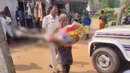 Ер адам қарындасының қайтыс болғанын дәлелдеу үшін банк қызметкерлеріне оның мәйітін көтеріп әкелген