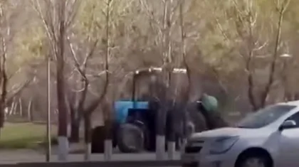 Астанада полициядан тротуармен қашқан трактордың мас жүргізушісі ұсталды