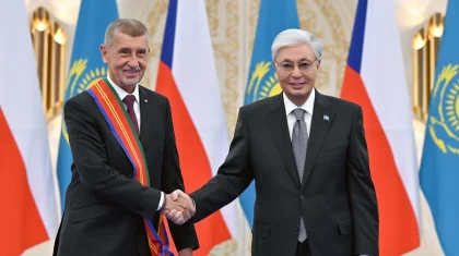 Тоқаев Астанаға келген Чехия премьер-министрін орденмен марапаттады