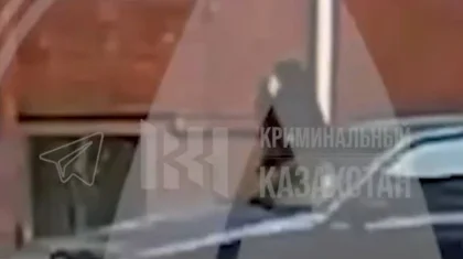 Қостанайда ер адам көшеде кетіп бара жатқан бейтаныс әйелді аямай ұрып кетті (ВИДЕО)