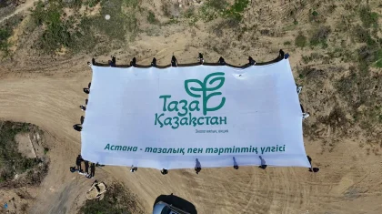 Астанада «Мөлдір бұлақ» экоакциясына қатысушылар «Таза Қазақстан» алып туын көтерді