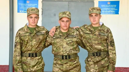 «Анасына оңай болған жоқ»: Солтүстік Қазақстанда бір үйдің үш ұлы бірдей әскерге кетіп қалған
