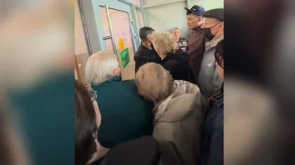 Павлодардағы емхананың кезегіне таласқан халық есік ашылғанда бір-бірін таптап кете жаздаған (ВИДЕО)