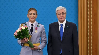Тоқаевтың қолынан марапат алған 17 ер-азаматтың арасындағы жалғыз әйел кім