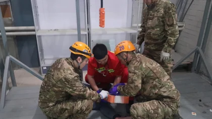 Оралдағы автосалонда жүк көтергіш үзіліп, төрт адам зардап шекті