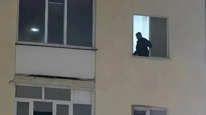 Ақтауда жасөспірім қыз терезеден секіріп кетпек болды: оны полицей құтқарып қалды (ВИДЕО)