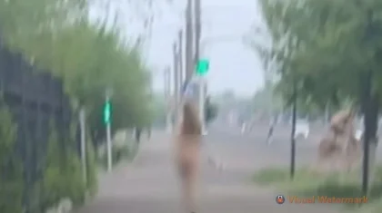 Теміртауда әйел адам жалаңаш күйде серуендеп жүрген: оқиғаның мән-жайы анықталды