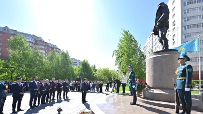 Мәжіліс төрағасы Талғат Бигелдиновтің ескерткішіне гүл шоғын қойды
