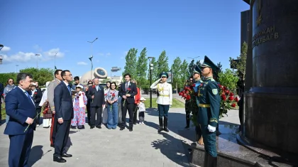 Сенат Төрағасы даңқты батыр Рақымжан Қошқарбаевтың ескерткішіне гүл шоғын қойды