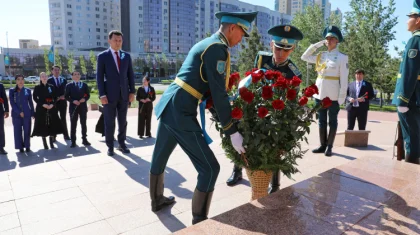 Мемлекеттік кеңесші Бауыржан Момышұлының ескерткішіне гүл шоқтарын қойды