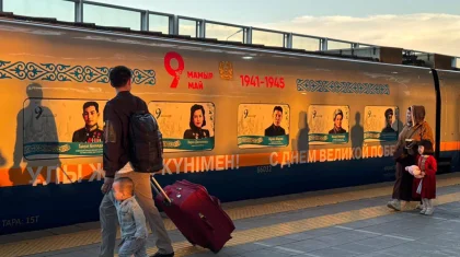 Жеңіс күніне орай батырлардың портреті бейнеленген пойыздар жолға шықты