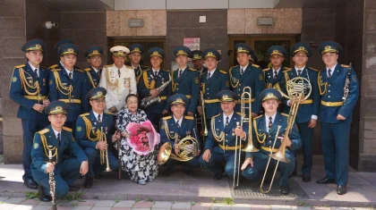 Әйгілі Бибігүл Төлегенованің терезесінің алдында әскери оркестр әуелете ән шырқады