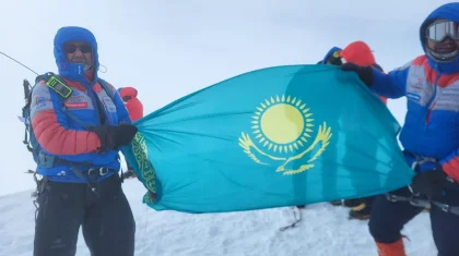 Халықтық Конституция, көк байрақ пен «AMANAT» партиясының туы әлемдегі ең биік шыңдарды бағындырды