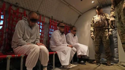 «Терроризмге қатысы бар»: ҰҚК төрт азаматтың аяқ-қолын кісендеп, Қазақстанға әкелді (ВИДЕО)
