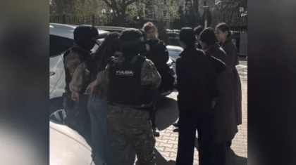 «Жеке суреттеріңді таратамын»: БҚО-да әйел ер адамды қорқытып, ақша талап еткен (ВИДЕО)