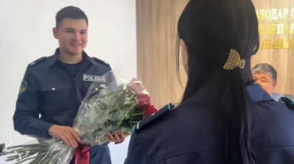 Павлодарда полицей бүкіл ұжымның алдында әріптес қызға сөз салып, желі жұлдызына айналды (ВИДЕО)