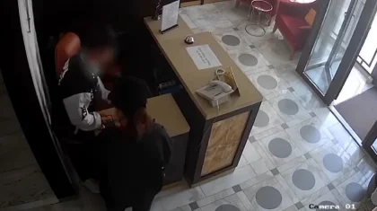 Астанада әйел адам қонақүйден ақша ұрлаймын деп ұсталып қалды (ВИДЕО)