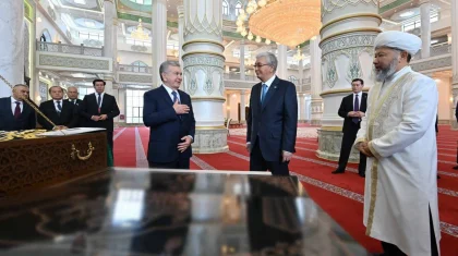 Тоқаев Өзбек президентінің Түркістанға салып берген мешітіне барып, Құран бағыштады (ВИДЕО)