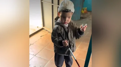 «Далаға тастап кетпейсің ғой?»: Маңғыстау облысындағы үш жасар зағип баланың видеосы шетелдіктерді жылатты (ВИДЕО)