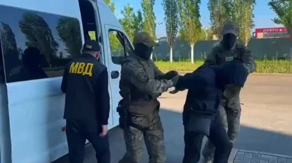 Ақтөбеде шетелдік студенттерді қорқытып, ақша алып жүрген ер адам ұсталды (ВИДЕО)