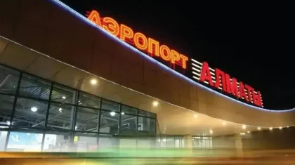 Алматы әуежайында мас шетелдік шу шығарып, әйнек сөрені қиратып кетті