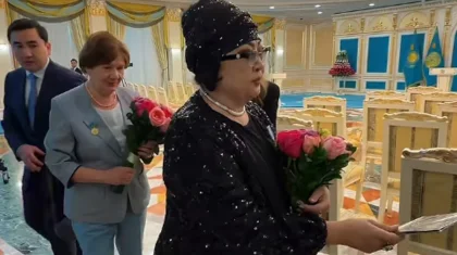 «Аға, мынаны Сізге бере салсам бола ма?»: Мақпал Жүнісова Ақордада Тоқаевқа ерекше сыйлығын табыстады (ВИДЕО)