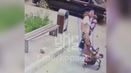 Алматыда белгісіз біреу баласын көтеріп тұрған әйелдің басына ауыр бөтелке лақтырып жіберген (ВИДЕО)