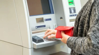 Қостанайда зейнеткер күмәнді шотқа 6 млн теңге аудара жаздады
