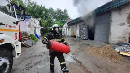 Өскеменде дүкен өртеніп, құтқарушылар жойқын жарылыстың алдын алды