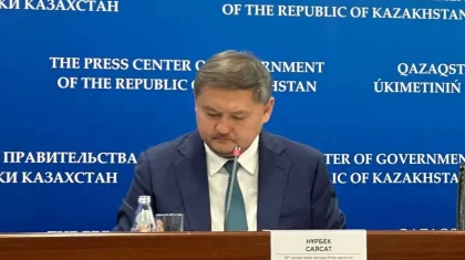 «Сүйінші»: Саясат Нұрбек тікелей эфирде отырып, биыл ҰБТ-дан 140 балл алған алғашқы оқушының атын атады