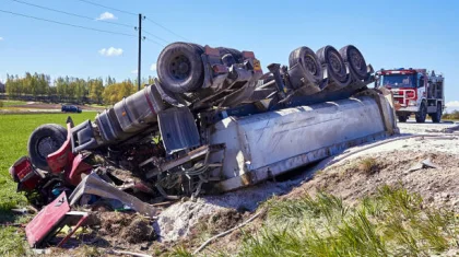 ШҚО-да цемент таситын жүк көлігі аударылып, бір адам ауруханаға жеткізілді
