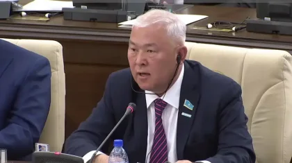 «Қандастар қазақ тілінен тест тапсырады»: Әбенов кирилл әліпбиін меңгермеген азаматтарға алаңдады