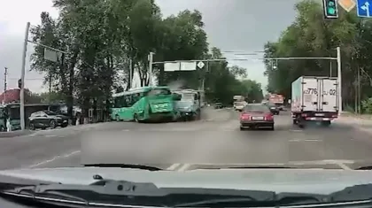 Талғарда автобус пен КАМАЗ соқтығысып қалды: жарақат алғандар бар (ВИДЕО)