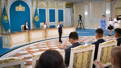 Қазақстанның түпкір-түпкірінен келген 100 бала Тоқаевтың орындығына отырып көрді