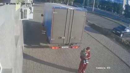 Екібастұзда тротуарда сәбиін көтеріп тұрған әйелді «Газель» қағып кетті (ВИДЕО)
